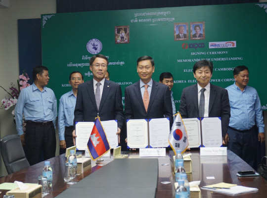 이광석 한국전력 수출협력처장(왼쪽부터), 케오로타낙 캄보디아전력공사 사장, 반영각 한산에이엠에스테크 사장 등이 양해각서를 체결한 뒤 기념촬영을 하고 있다. <한국전력 제공>